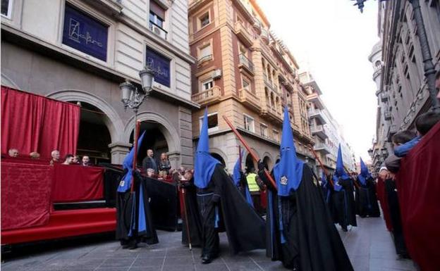 Detenido un individuo por agredir a un policía durante una procesión