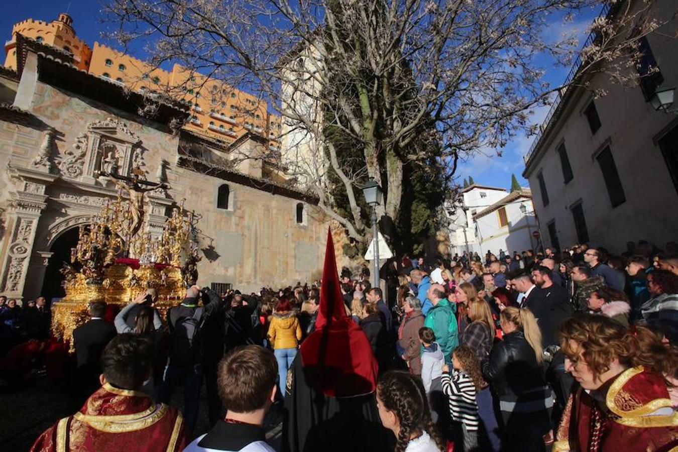 Estrenan guión de la juventud, (diseñado por Martínez Hurtado), el enriquecimiento de la faldilla de la cruz parroquial (trabajo del taller de bordado de la cofradía), remate del guión de la hermandad, (que representa el monumento del Señor de los Favores del Campo del Príncipe) y restauración de piezas de orfebrería. 