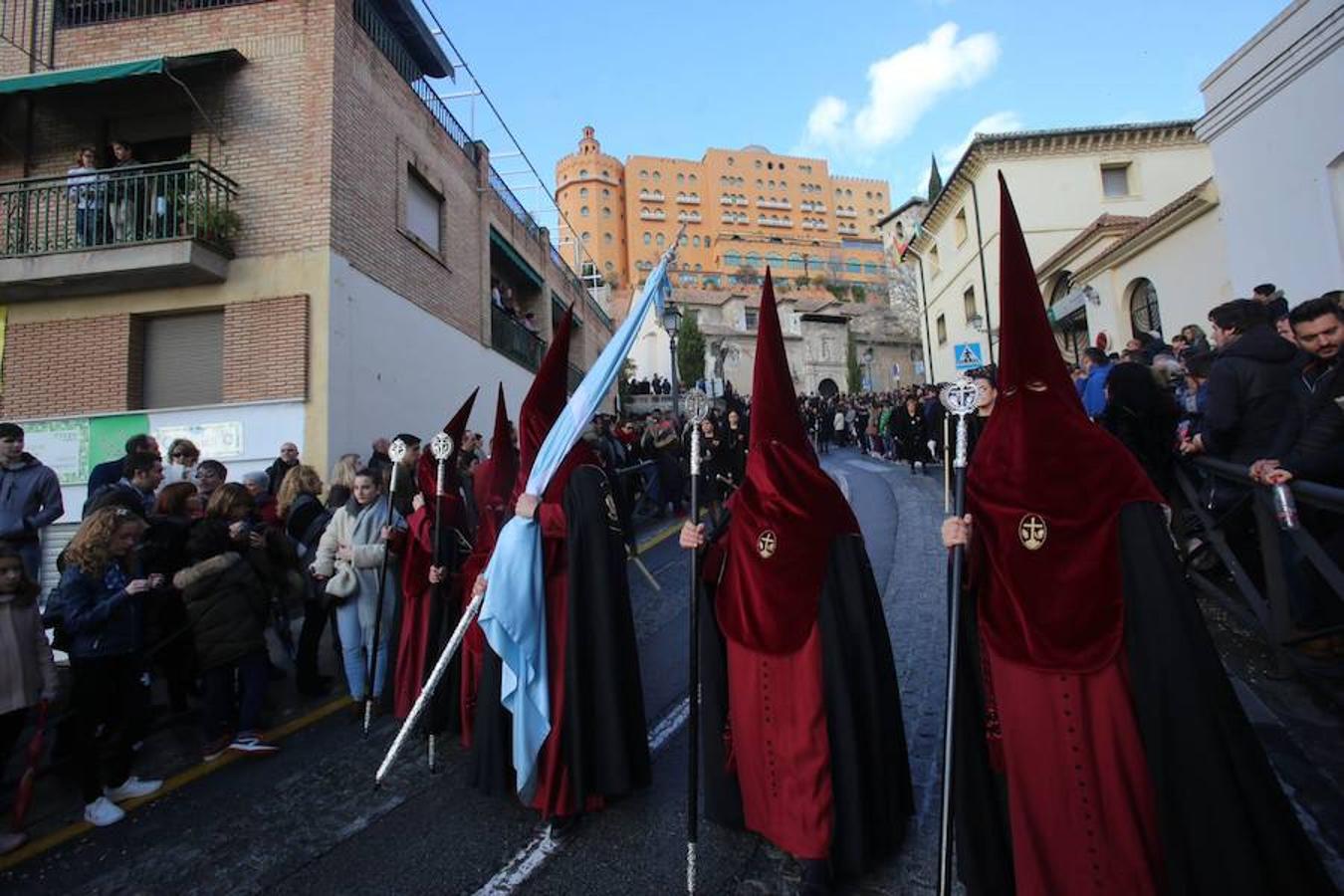 Estrenan guión de la juventud, (diseñado por Martínez Hurtado), el enriquecimiento de la faldilla de la cruz parroquial (trabajo del taller de bordado de la cofradía), remate del guión de la hermandad, (que representa el monumento del Señor de los Favores del Campo del Príncipe) y restauración de piezas de orfebrería. 