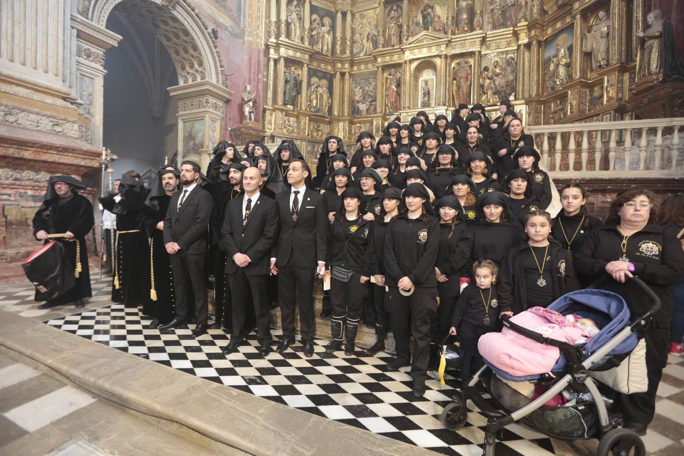 La hermandad de la Soledad de San Jerónimo, la que se conoce popularmente con el nombre de 'Las Chías', estrena este año un nuevo guión de la corporación, que ha sido bordado por Jesús Arco siguiendo el diseño realizado por Álvaro Abril Vela y que incorpora una pintura de Juan Díaz Losada.