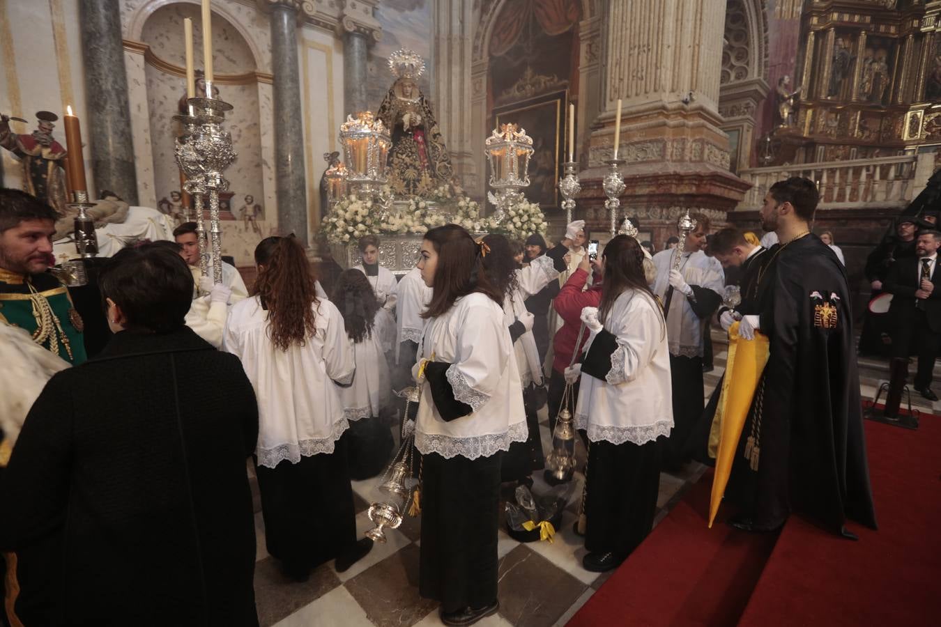 La hermandad de la Soledad de San Jerónimo, la que se conoce popularmente con el nombre de 'Las Chías', estrena este año un nuevo guión de la corporación, que ha sido bordado por Jesús Arco siguiendo el diseño realizado por Álvaro Abril Vela y que incorpora una pintura de Juan Díaz Losada.