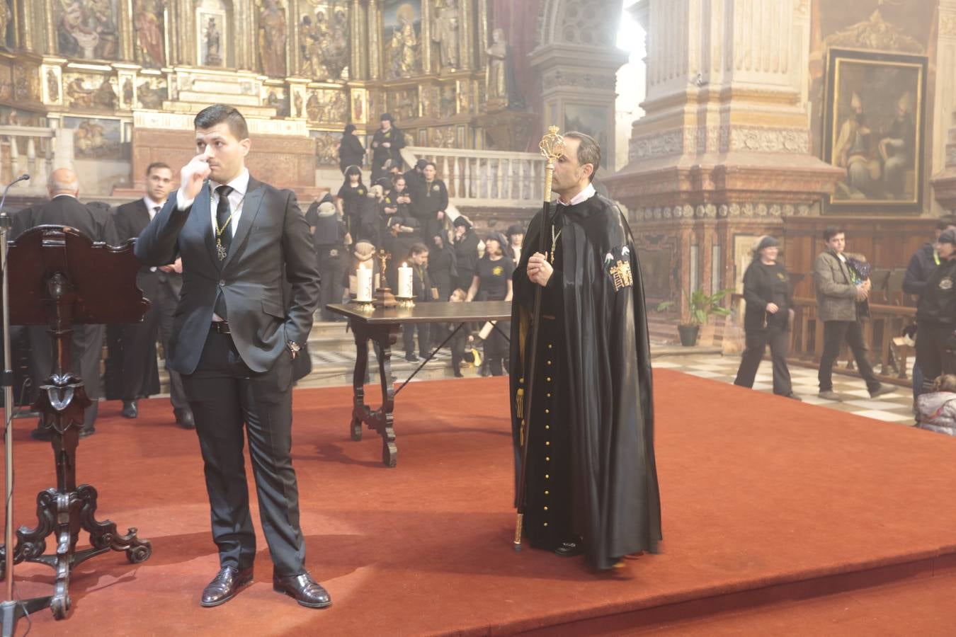 La hermandad de la Soledad de San Jerónimo, la que se conoce popularmente con el nombre de 'Las Chías', estrena este año un nuevo guión de la corporación, que ha sido bordado por Jesús Arco siguiendo el diseño realizado por Álvaro Abril Vela y que incorpora una pintura de Juan Díaz Losada.