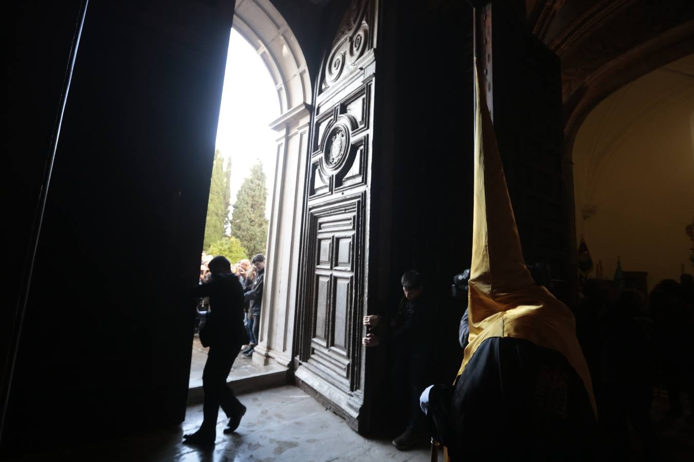 La hermandad de la Soledad de San Jerónimo, la que se conoce popularmente con el nombre de 'Las Chías', estrena este año un nuevo guión de la corporación, que ha sido bordado por Jesús Arco siguiendo el diseño realizado por Álvaro Abril Vela y que incorpora una pintura de Juan Díaz Losada.