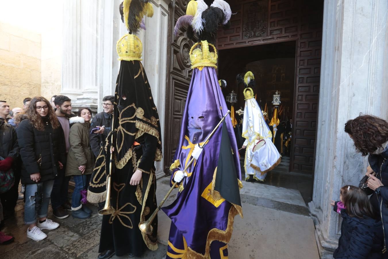 La hermandad de la Soledad de San Jerónimo, la que se conoce popularmente con el nombre de 'Las Chías', estrena este año un nuevo guión de la corporación, que ha sido bordado por Jesús Arco siguiendo el diseño realizado por Álvaro Abril Vela y que incorpora una pintura de Juan Díaz Losada.