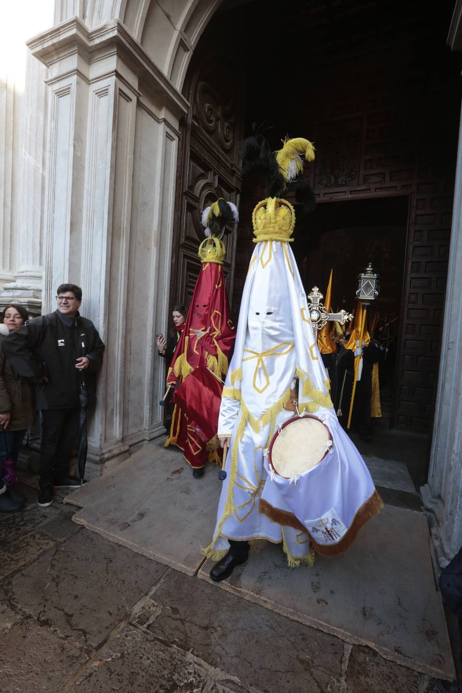 La hermandad de la Soledad de San Jerónimo, la que se conoce popularmente con el nombre de 'Las Chías', estrena este año un nuevo guión de la corporación, que ha sido bordado por Jesús Arco siguiendo el diseño realizado por Álvaro Abril Vela y que incorpora una pintura de Juan Díaz Losada.