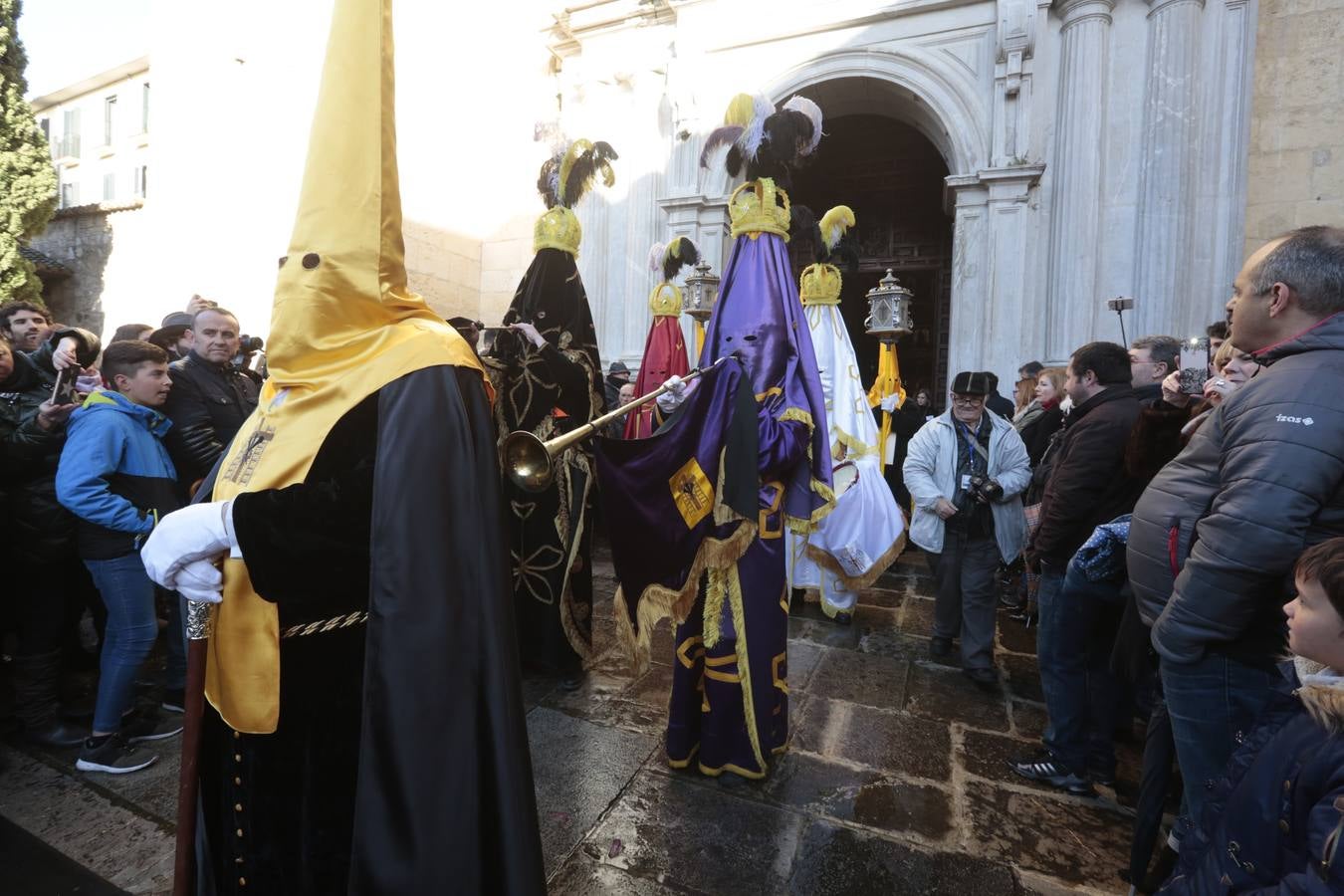 La hermandad de la Soledad de San Jerónimo, la que se conoce popularmente con el nombre de 'Las Chías', estrena este año un nuevo guión de la corporación, que ha sido bordado por Jesús Arco siguiendo el diseño realizado por Álvaro Abril Vela y que incorpora una pintura de Juan Díaz Losada.