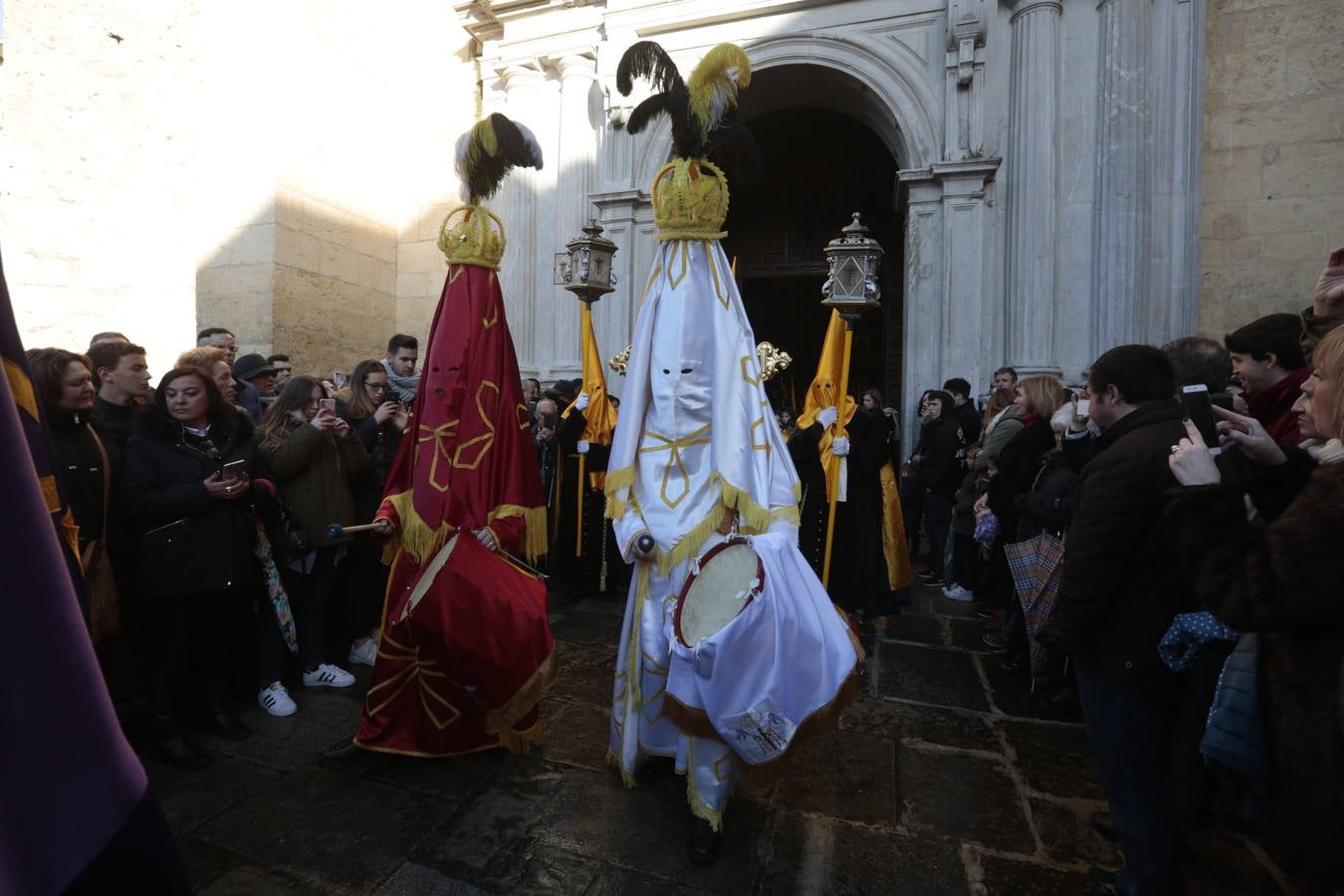 La hermandad de la Soledad de San Jerónimo, la que se conoce popularmente con el nombre de 'Las Chías', estrena este año un nuevo guión de la corporación, que ha sido bordado por Jesús Arco siguiendo el diseño realizado por Álvaro Abril Vela y que incorpora una pintura de Juan Díaz Losada.