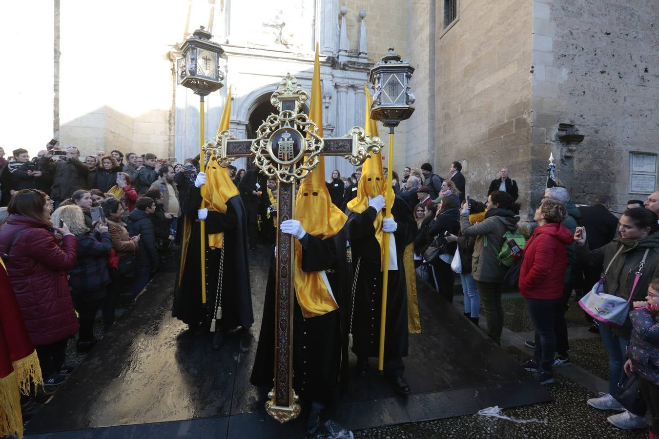 La hermandad de la Soledad de San Jerónimo, la que se conoce popularmente con el nombre de 'Las Chías', estrena este año un nuevo guión de la corporación, que ha sido bordado por Jesús Arco siguiendo el diseño realizado por Álvaro Abril Vela y que incorpora una pintura de Juan Díaz Losada.