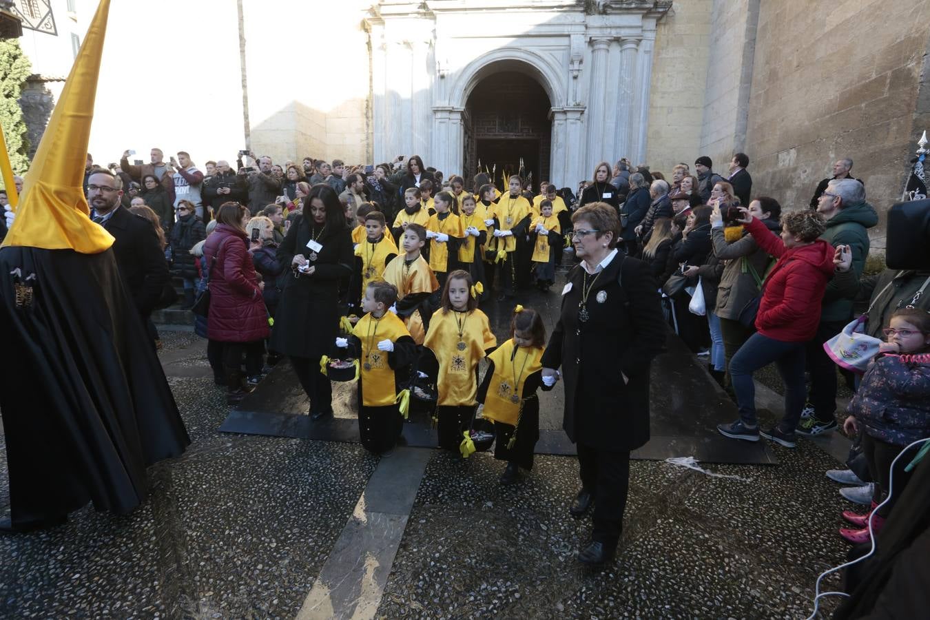 La hermandad de la Soledad de San Jerónimo, la que se conoce popularmente con el nombre de 'Las Chías', estrena este año un nuevo guión de la corporación, que ha sido bordado por Jesús Arco siguiendo el diseño realizado por Álvaro Abril Vela y que incorpora una pintura de Juan Díaz Losada.