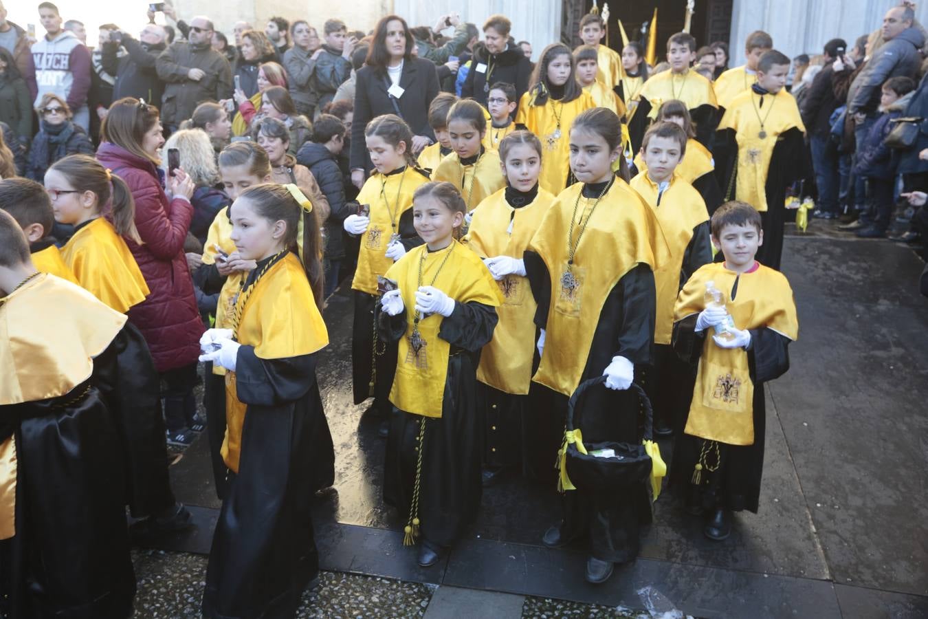 La hermandad de la Soledad de San Jerónimo, la que se conoce popularmente con el nombre de 'Las Chías', estrena este año un nuevo guión de la corporación, que ha sido bordado por Jesús Arco siguiendo el diseño realizado por Álvaro Abril Vela y que incorpora una pintura de Juan Díaz Losada.