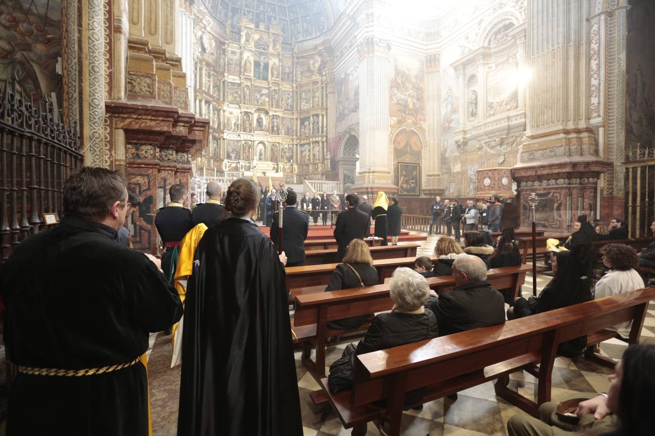 La hermandad de la Soledad de San Jerónimo, la que se conoce popularmente con el nombre de 'Las Chías', estrena este año un nuevo guión de la corporación, que ha sido bordado por Jesús Arco siguiendo el diseño realizado por Álvaro Abril Vela y que incorpora una pintura de Juan Díaz Losada.