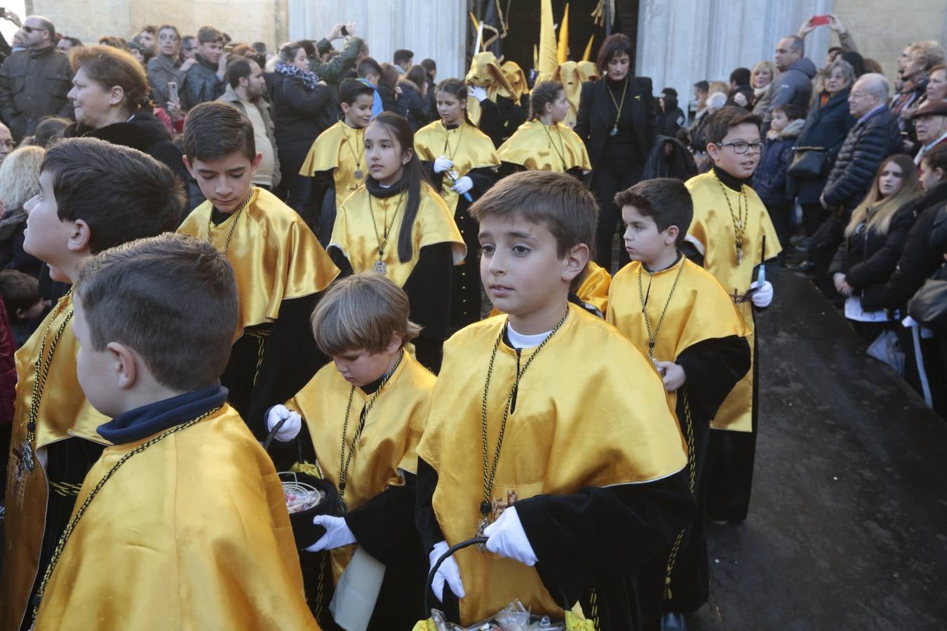 La hermandad de la Soledad de San Jerónimo, la que se conoce popularmente con el nombre de 'Las Chías', estrena este año un nuevo guión de la corporación, que ha sido bordado por Jesús Arco siguiendo el diseño realizado por Álvaro Abril Vela y que incorpora una pintura de Juan Díaz Losada.