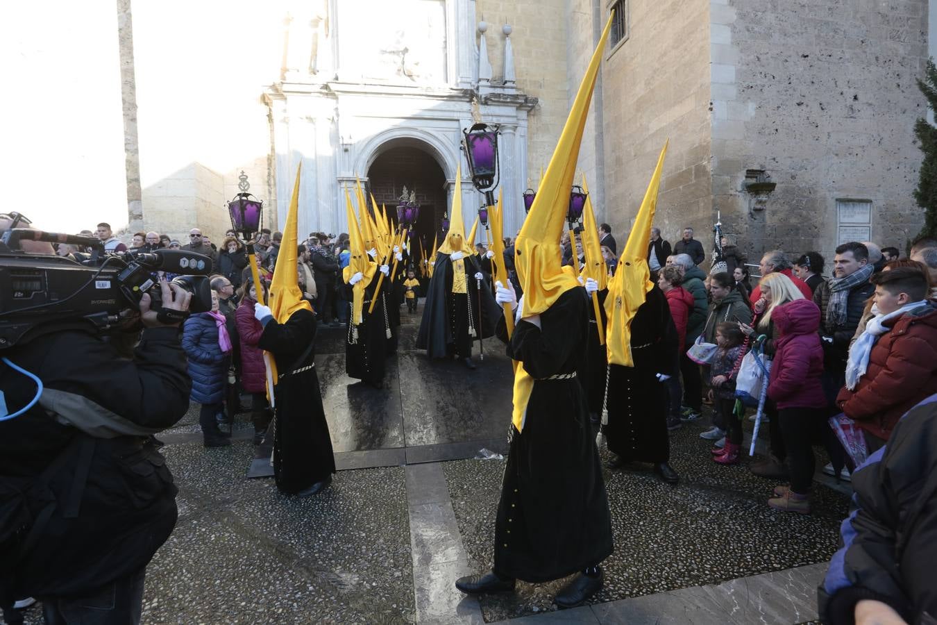 La hermandad de la Soledad de San Jerónimo, la que se conoce popularmente con el nombre de 'Las Chías', estrena este año un nuevo guión de la corporación, que ha sido bordado por Jesús Arco siguiendo el diseño realizado por Álvaro Abril Vela y que incorpora una pintura de Juan Díaz Losada.