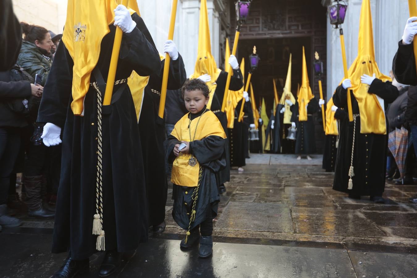 La hermandad de la Soledad de San Jerónimo, la que se conoce popularmente con el nombre de 'Las Chías', estrena este año un nuevo guión de la corporación, que ha sido bordado por Jesús Arco siguiendo el diseño realizado por Álvaro Abril Vela y que incorpora una pintura de Juan Díaz Losada.