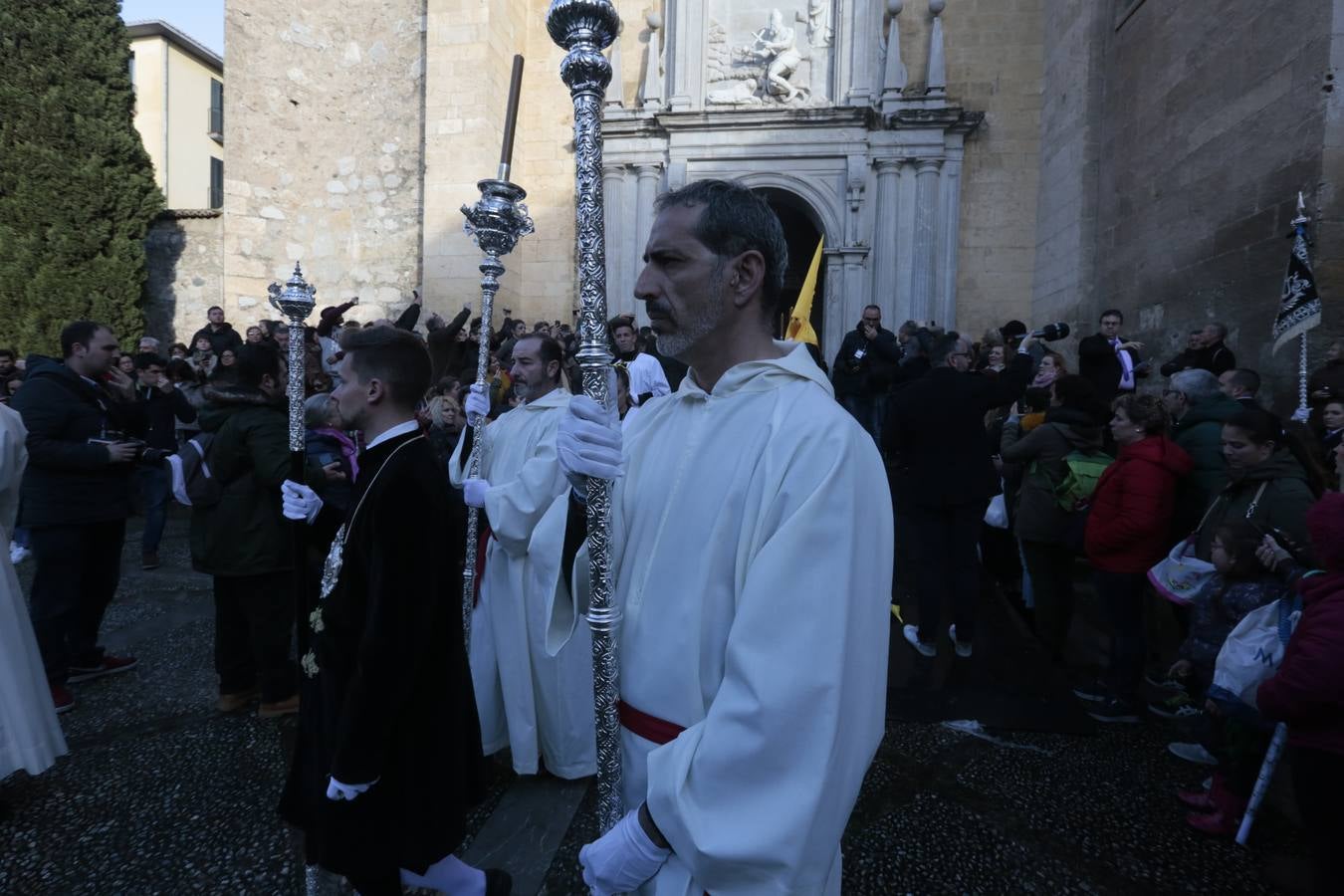 La hermandad de la Soledad de San Jerónimo, la que se conoce popularmente con el nombre de 'Las Chías', estrena este año un nuevo guión de la corporación, que ha sido bordado por Jesús Arco siguiendo el diseño realizado por Álvaro Abril Vela y que incorpora una pintura de Juan Díaz Losada.