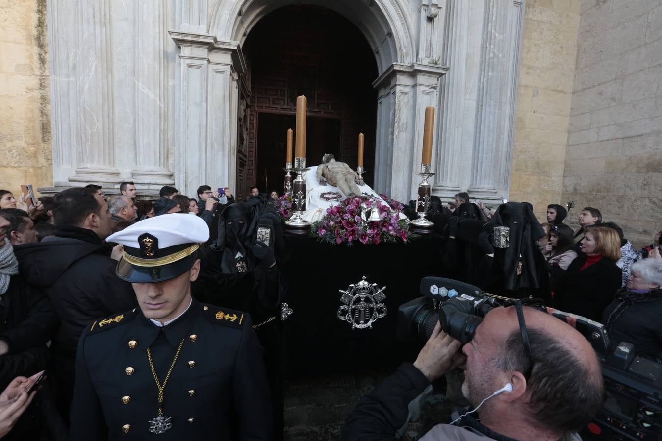 La hermandad de la Soledad de San Jerónimo, la que se conoce popularmente con el nombre de 'Las Chías', estrena este año un nuevo guión de la corporación, que ha sido bordado por Jesús Arco siguiendo el diseño realizado por Álvaro Abril Vela y que incorpora una pintura de Juan Díaz Losada.