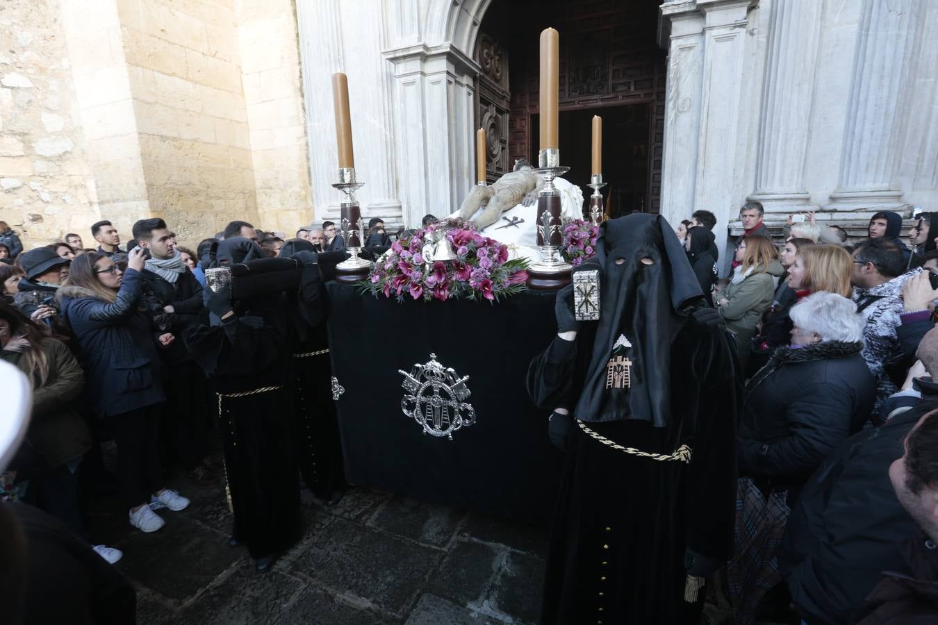 La hermandad de la Soledad de San Jerónimo, la que se conoce popularmente con el nombre de 'Las Chías', estrena este año un nuevo guión de la corporación, que ha sido bordado por Jesús Arco siguiendo el diseño realizado por Álvaro Abril Vela y que incorpora una pintura de Juan Díaz Losada.