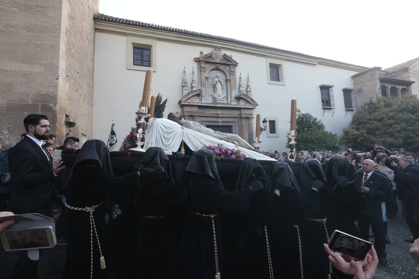 La hermandad de la Soledad de San Jerónimo, la que se conoce popularmente con el nombre de 'Las Chías', estrena este año un nuevo guión de la corporación, que ha sido bordado por Jesús Arco siguiendo el diseño realizado por Álvaro Abril Vela y que incorpora una pintura de Juan Díaz Losada.