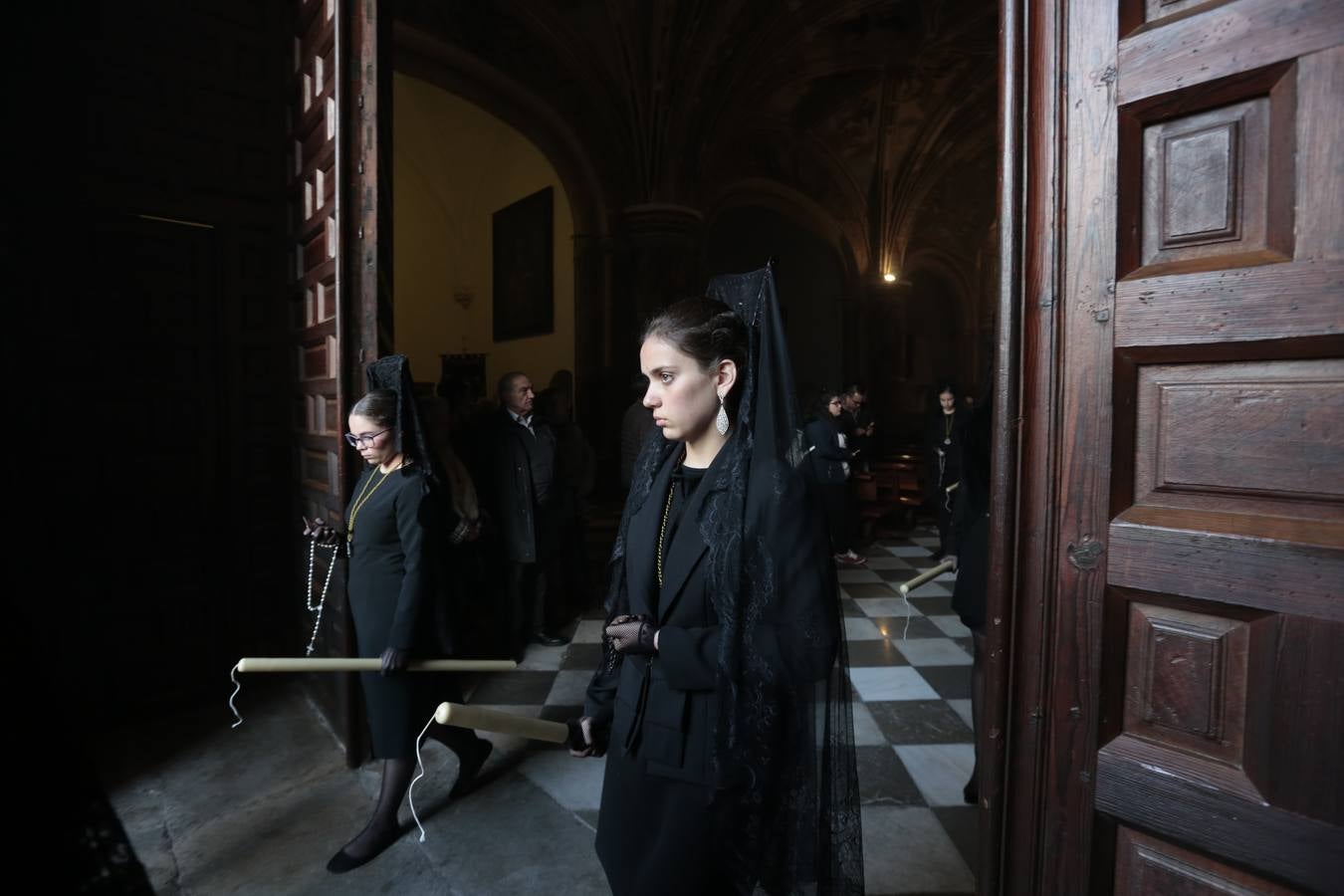 La hermandad de la Soledad de San Jerónimo, la que se conoce popularmente con el nombre de 'Las Chías', estrena este año un nuevo guión de la corporación, que ha sido bordado por Jesús Arco siguiendo el diseño realizado por Álvaro Abril Vela y que incorpora una pintura de Juan Díaz Losada.