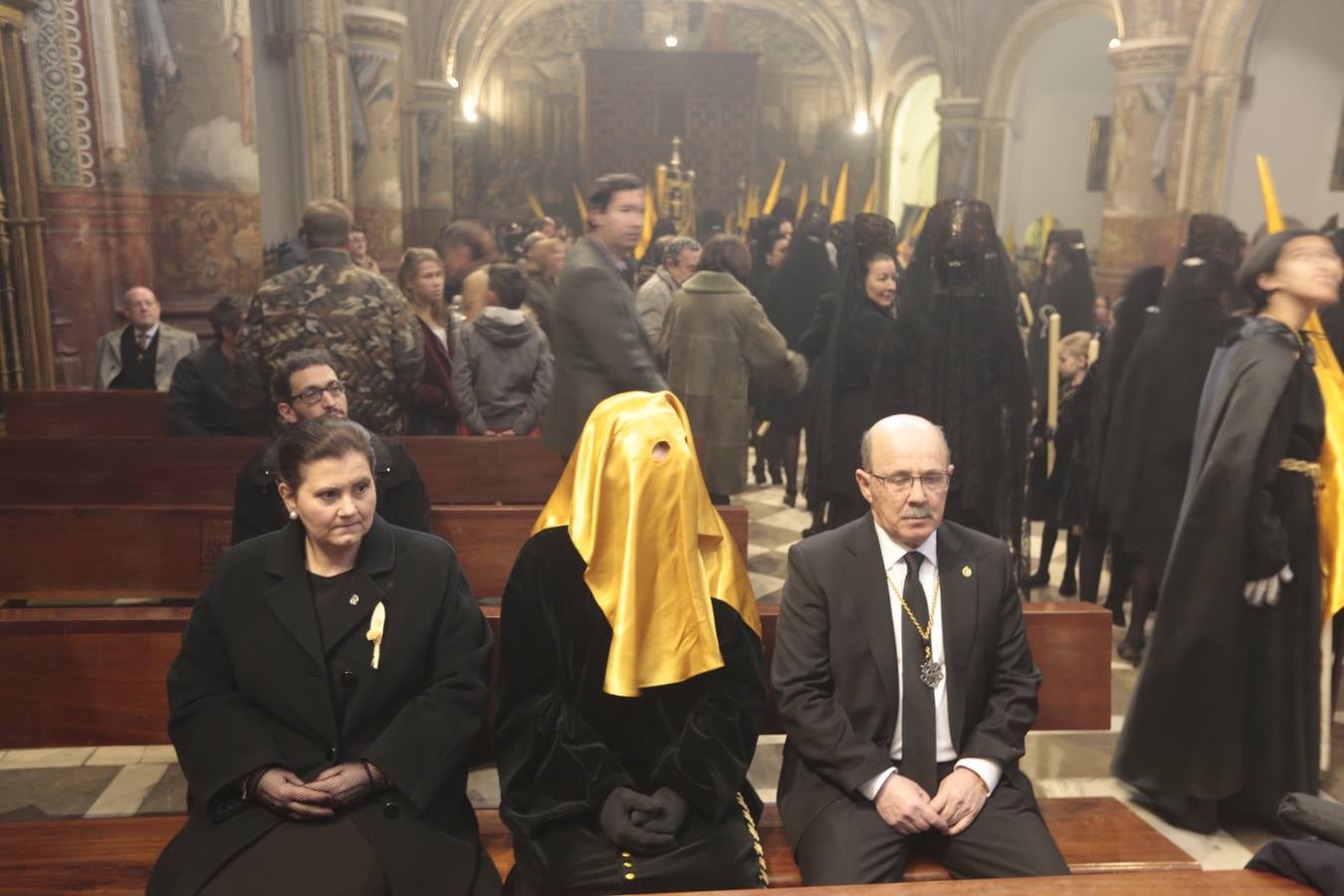 La hermandad de la Soledad de San Jerónimo, la que se conoce popularmente con el nombre de 'Las Chías', estrena este año un nuevo guión de la corporación, que ha sido bordado por Jesús Arco siguiendo el diseño realizado por Álvaro Abril Vela y que incorpora una pintura de Juan Díaz Losada.