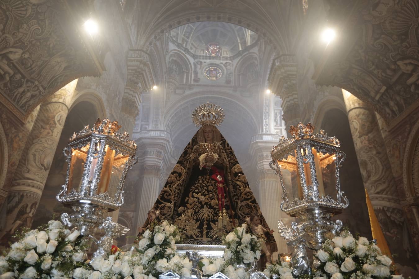 La hermandad de la Soledad de San Jerónimo, la que se conoce popularmente con el nombre de 'Las Chías', estrena este año un nuevo guión de la corporación, que ha sido bordado por Jesús Arco siguiendo el diseño realizado por Álvaro Abril Vela y que incorpora una pintura de Juan Díaz Losada.