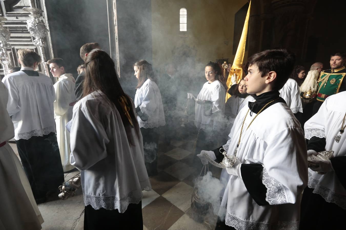 La hermandad de la Soledad de San Jerónimo, la que se conoce popularmente con el nombre de 'Las Chías', estrena este año un nuevo guión de la corporación, que ha sido bordado por Jesús Arco siguiendo el diseño realizado por Álvaro Abril Vela y que incorpora una pintura de Juan Díaz Losada.