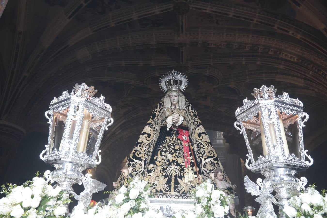 La hermandad de la Soledad de San Jerónimo, la que se conoce popularmente con el nombre de 'Las Chías', estrena este año un nuevo guión de la corporación, que ha sido bordado por Jesús Arco siguiendo el diseño realizado por Álvaro Abril Vela y que incorpora una pintura de Juan Díaz Losada.