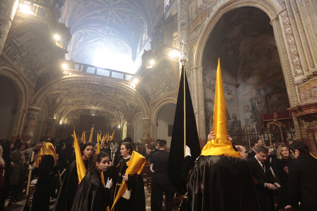 La hermandad de la Soledad de San Jerónimo, la que se conoce popularmente con el nombre de 'Las Chías', estrena este año un nuevo guión de la corporación, que ha sido bordado por Jesús Arco siguiendo el diseño realizado por Álvaro Abril Vela y que incorpora una pintura de Juan Díaz Losada.