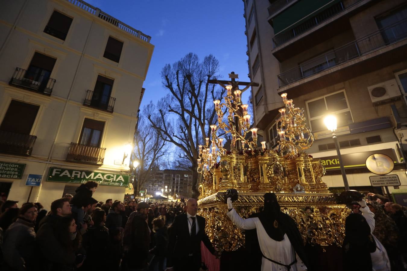 La cofradía del templo de San José de Calasanz estrena nuevo llamador para el paso de Cristo, realizado por Alberto Quiros, así como otro nuevo llamador para el paso de palio, una nueva parihuela en madera para el paso de Cristo y corona de espinas para el Señor, realizada por Antonio Hernández.