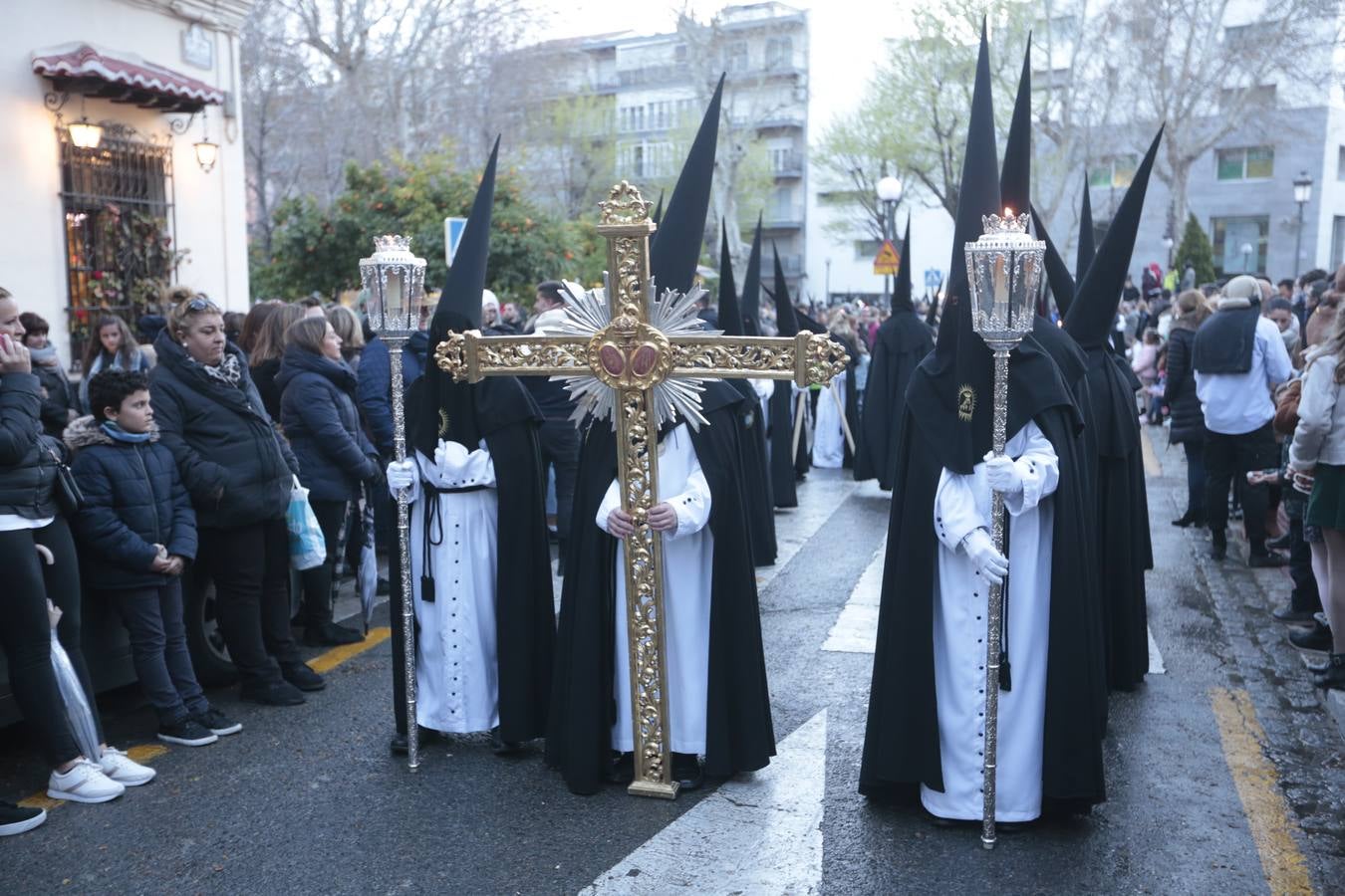 La cofradía del templo de San José de Calasanz estrena nuevo llamador para el paso de Cristo, realizado por Alberto Quiros, así como otro nuevo llamador para el paso de palio, una nueva parihuela en madera para el paso de Cristo y corona de espinas para el Señor, realizada por Antonio Hernández.