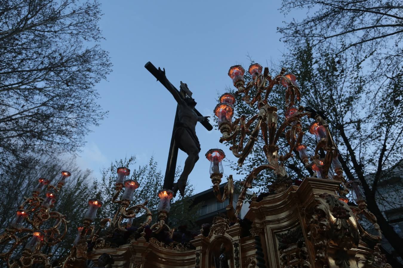 La cofradía del templo de San José de Calasanz estrena nuevo llamador para el paso de Cristo, realizado por Alberto Quiros, así como otro nuevo llamador para el paso de palio, una nueva parihuela en madera para el paso de Cristo y corona de espinas para el Señor, realizada por Antonio Hernández.