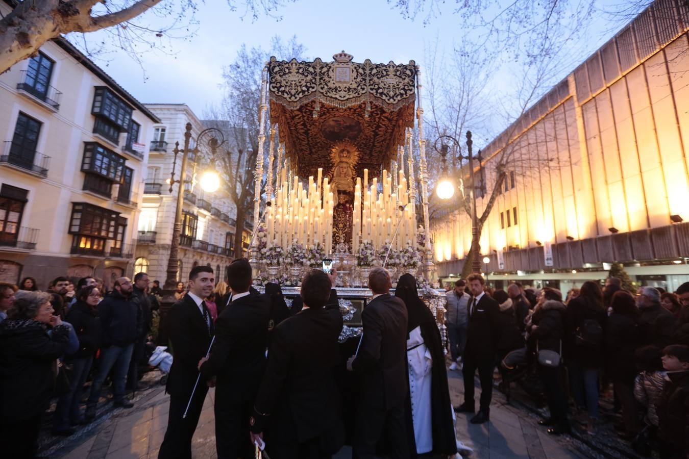 La cofradía del templo de San José de Calasanz estrena nuevo llamador para el paso de Cristo, realizado por Alberto Quiros, así como otro nuevo llamador para el paso de palio, una nueva parihuela en madera para el paso de Cristo y corona de espinas para el Señor, realizada por Antonio Hernández.