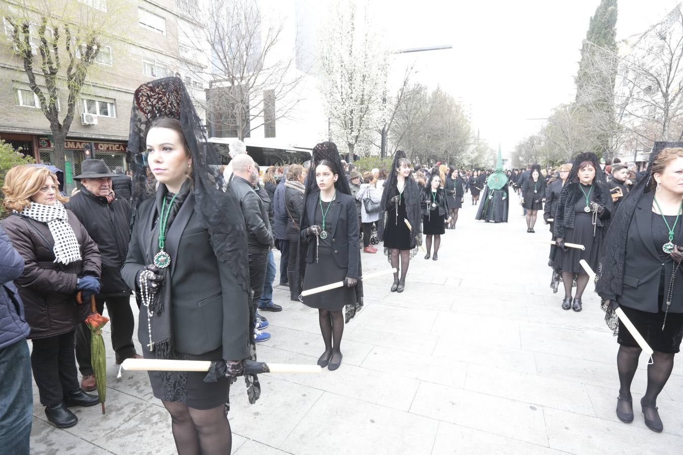 Este Viernes Santo ha vuelto la Legión a Granada. El Cristo de la Buena Muerte ha salido a las calles escoltado por una Escuadra de Gastadores de La Legión. En concreto, las unidades que se han desplazado hasta Granada pertenecen a la Brigada Rey Alfonso XIII II de la Legión con sede en Viator (Almería)