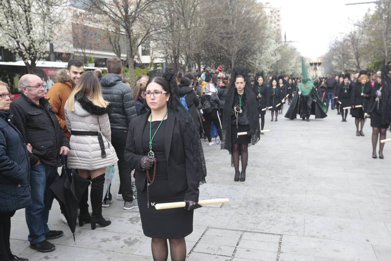 Este Viernes Santo ha vuelto la Legión a Granada. El Cristo de la Buena Muerte ha salido a las calles escoltado por una Escuadra de Gastadores de La Legión. En concreto, las unidades que se han desplazado hasta Granada pertenecen a la Brigada Rey Alfonso XIII II de la Legión con sede en Viator (Almería)