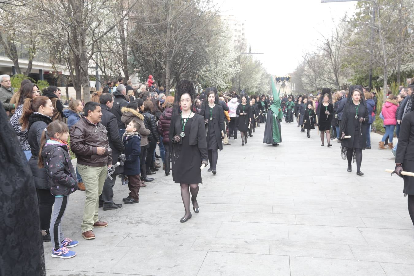 Este Viernes Santo ha vuelto la Legión a Granada. El Cristo de la Buena Muerte ha salido a las calles escoltado por una Escuadra de Gastadores de La Legión. En concreto, las unidades que se han desplazado hasta Granada pertenecen a la Brigada Rey Alfonso XIII II de la Legión con sede en Viator (Almería)