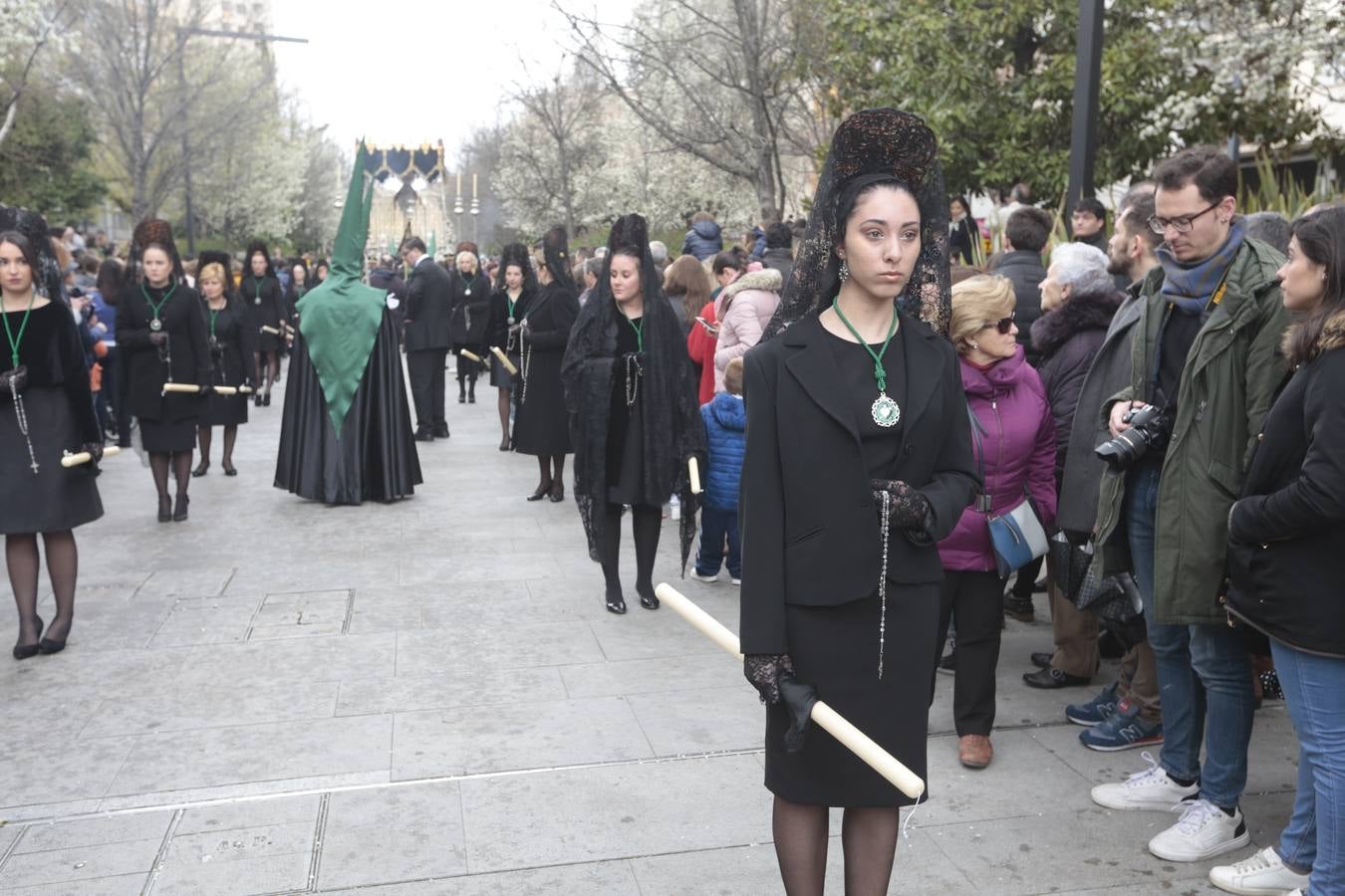 Este Viernes Santo ha vuelto la Legión a Granada. El Cristo de la Buena Muerte ha salido a las calles escoltado por una Escuadra de Gastadores de La Legión. En concreto, las unidades que se han desplazado hasta Granada pertenecen a la Brigada Rey Alfonso XIII II de la Legión con sede en Viator (Almería)