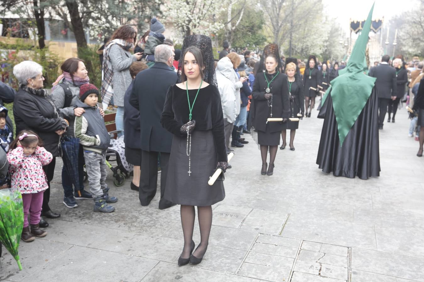 Este Viernes Santo ha vuelto la Legión a Granada. El Cristo de la Buena Muerte ha salido a las calles escoltado por una Escuadra de Gastadores de La Legión. En concreto, las unidades que se han desplazado hasta Granada pertenecen a la Brigada Rey Alfonso XIII II de la Legión con sede en Viator (Almería)