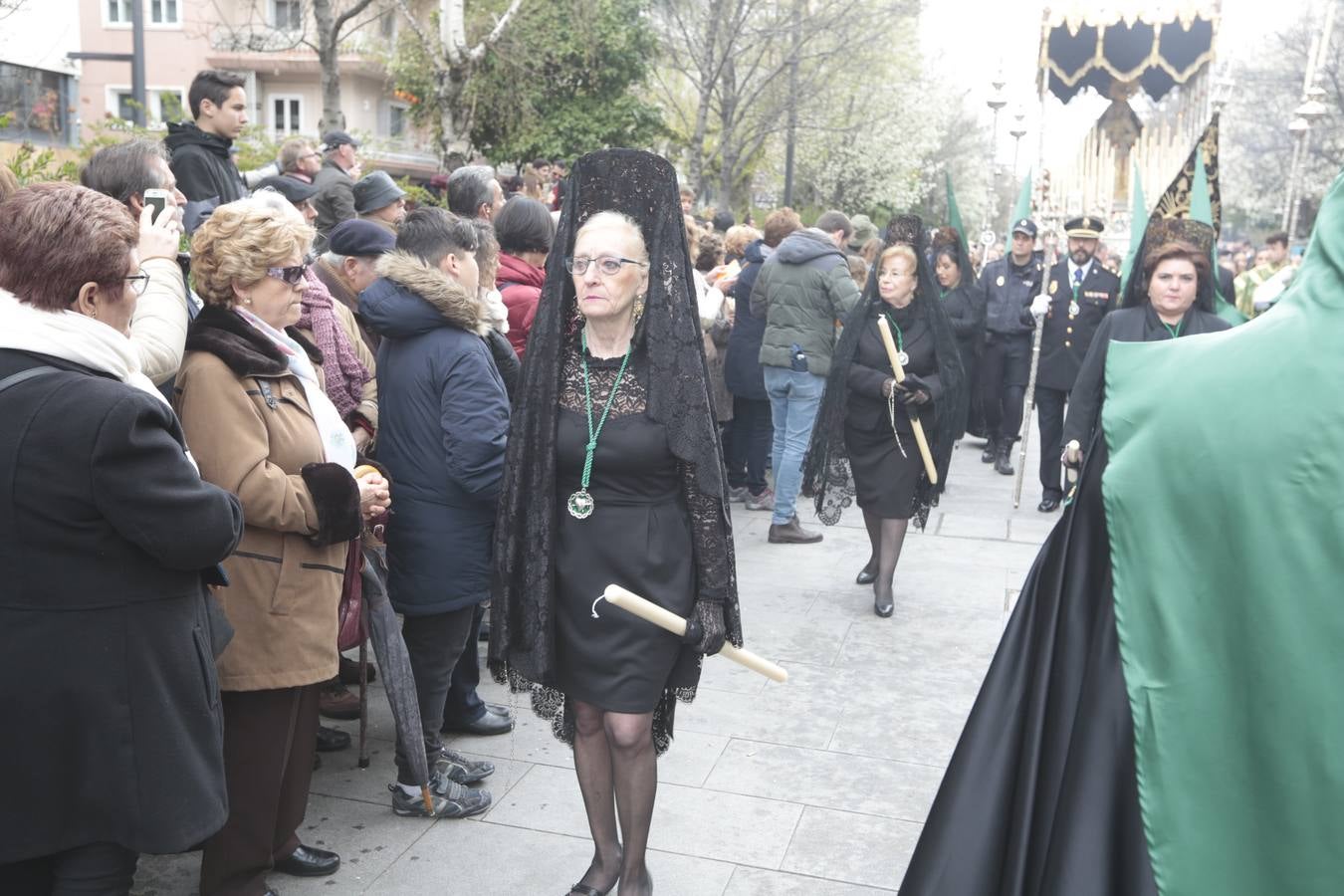 Este Viernes Santo ha vuelto la Legión a Granada. El Cristo de la Buena Muerte ha salido a las calles escoltado por una Escuadra de Gastadores de La Legión. En concreto, las unidades que se han desplazado hasta Granada pertenecen a la Brigada Rey Alfonso XIII II de la Legión con sede en Viator (Almería)