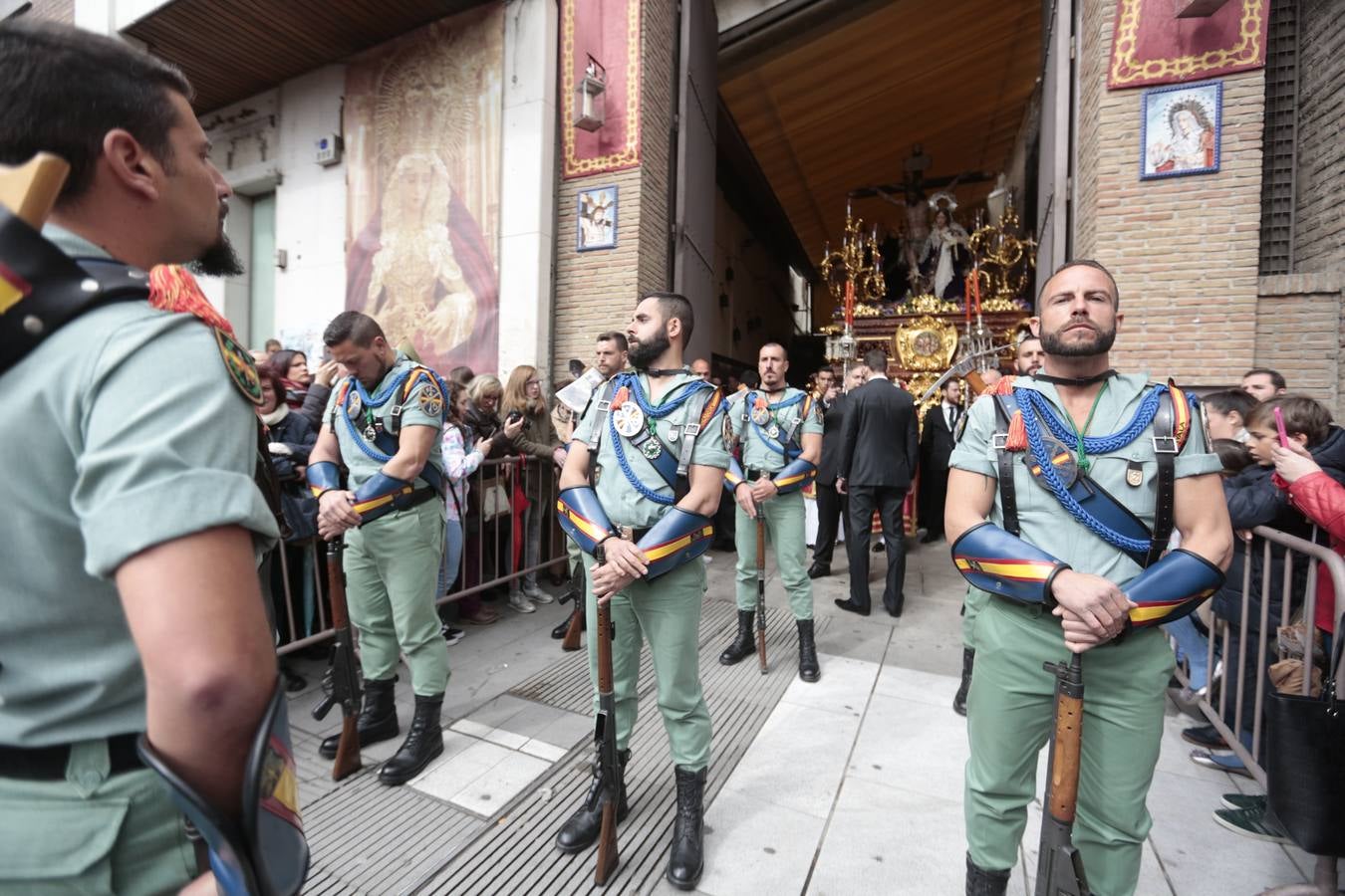 Este Viernes Santo ha vuelto la Legión a Granada. El Cristo de la Buena Muerte ha salido a las calles escoltado por una Escuadra de Gastadores de La Legión. En concreto, las unidades que se han desplazado hasta Granada pertenecen a la Brigada Rey Alfonso XIII II de la Legión con sede en Viator (Almería)