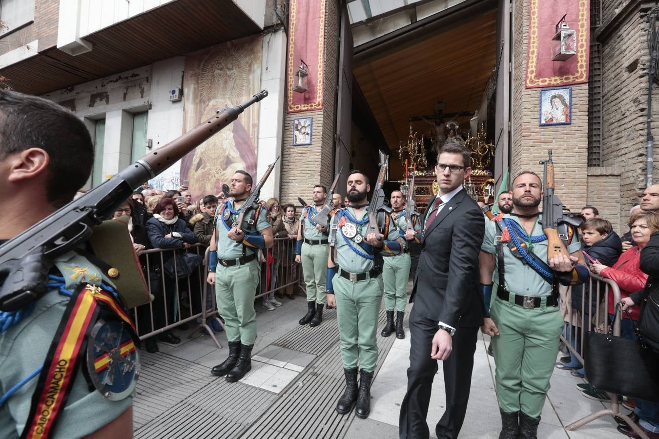 Este Viernes Santo ha vuelto la Legión a Granada. El Cristo de la Buena Muerte ha salido a las calles escoltado por una Escuadra de Gastadores de La Legión. En concreto, las unidades que se han desplazado hasta Granada pertenecen a la Brigada Rey Alfonso XIII II de la Legión con sede en Viator (Almería)