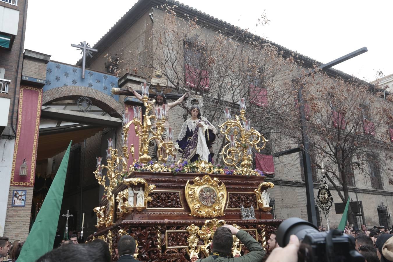 Este Viernes Santo ha vuelto la Legión a Granada. El Cristo de la Buena Muerte ha salido a las calles escoltado por una Escuadra de Gastadores de La Legión. En concreto, las unidades que se han desplazado hasta Granada pertenecen a la Brigada Rey Alfonso XIII II de la Legión con sede en Viator (Almería)