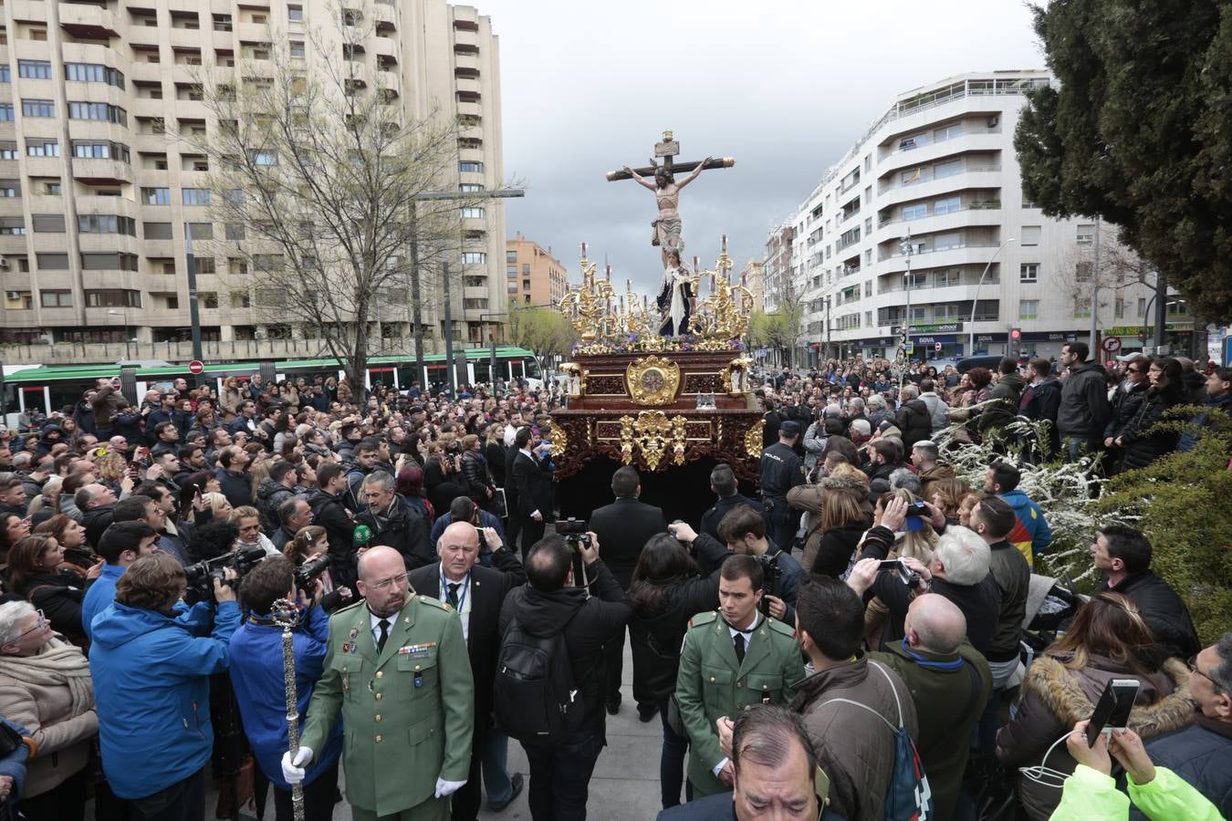 Este Viernes Santo ha vuelto la Legión a Granada. El Cristo de la Buena Muerte ha salido a las calles escoltado por una Escuadra de Gastadores de La Legión. En concreto, las unidades que se han desplazado hasta Granada pertenecen a la Brigada Rey Alfonso XIII II de la Legión con sede en Viator (Almería)