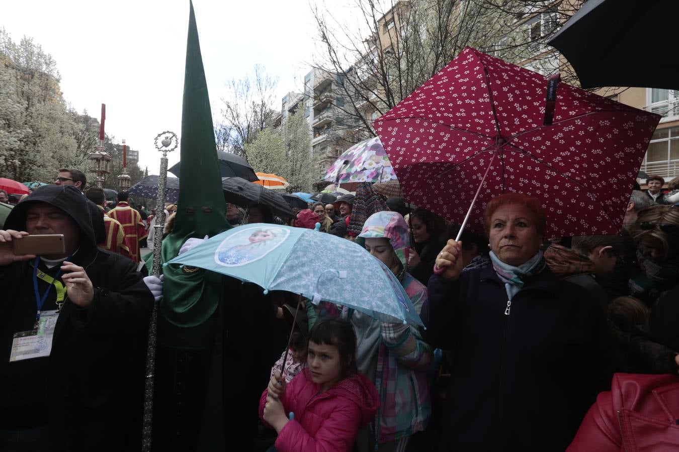 Este Viernes Santo ha vuelto la Legión a Granada. El Cristo de la Buena Muerte ha salido a las calles escoltado por una Escuadra de Gastadores de La Legión. En concreto, las unidades que se han desplazado hasta Granada pertenecen a la Brigada Rey Alfonso XIII II de la Legión con sede en Viator (Almería)