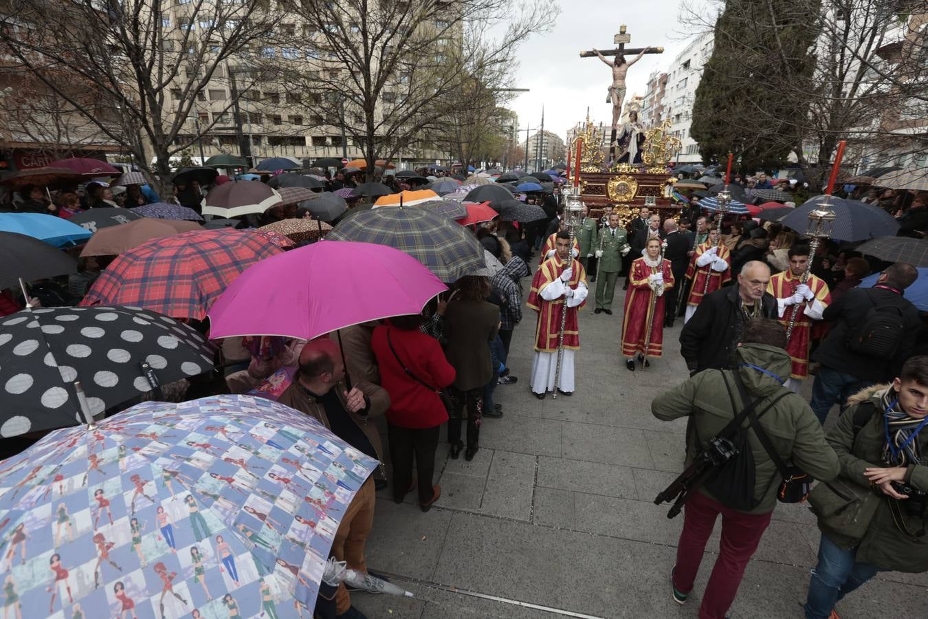 Este Viernes Santo ha vuelto la Legión a Granada. El Cristo de la Buena Muerte ha salido a las calles escoltado por una Escuadra de Gastadores de La Legión. En concreto, las unidades que se han desplazado hasta Granada pertenecen a la Brigada Rey Alfonso XIII II de la Legión con sede en Viator (Almería)