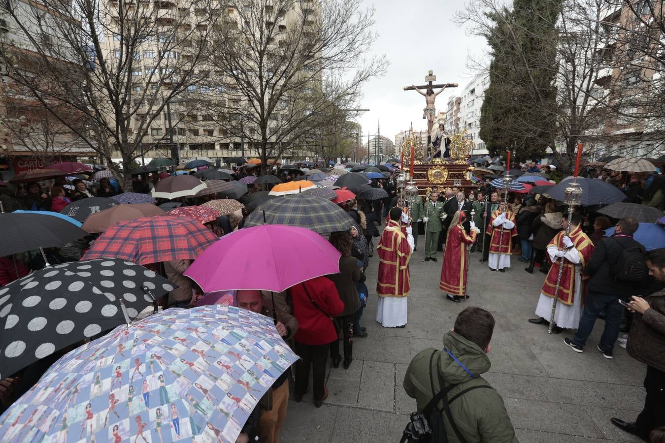 Este Viernes Santo ha vuelto la Legión a Granada. El Cristo de la Buena Muerte ha salido a las calles escoltado por una Escuadra de Gastadores de La Legión. En concreto, las unidades que se han desplazado hasta Granada pertenecen a la Brigada Rey Alfonso XIII II de la Legión con sede en Viator (Almería)