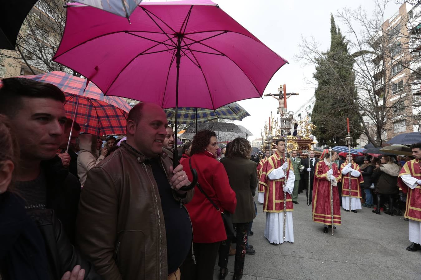 Este Viernes Santo ha vuelto la Legión a Granada. El Cristo de la Buena Muerte ha salido a las calles escoltado por una Escuadra de Gastadores de La Legión. En concreto, las unidades que se han desplazado hasta Granada pertenecen a la Brigada Rey Alfonso XIII II de la Legión con sede en Viator (Almería)