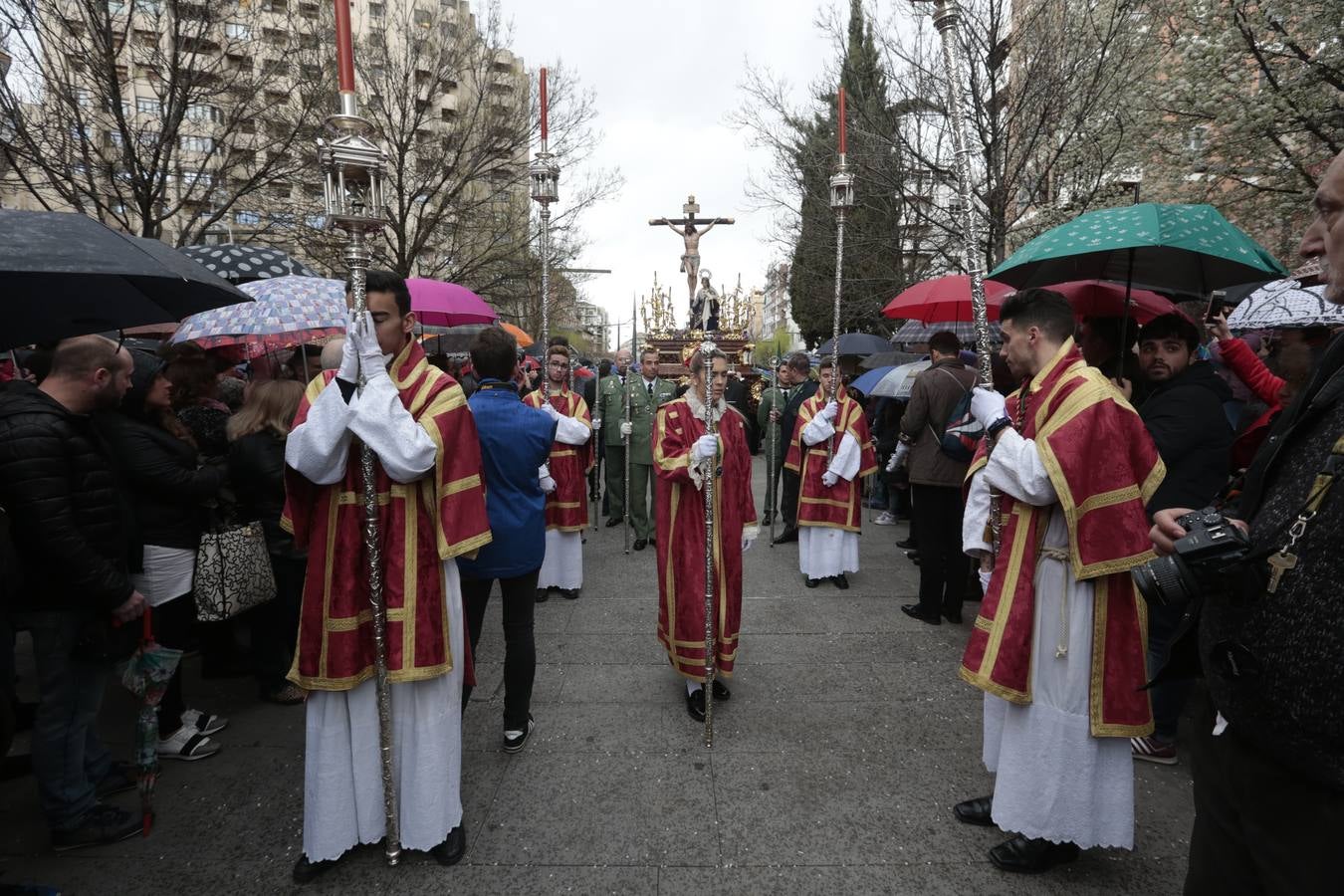 Este Viernes Santo ha vuelto la Legión a Granada. El Cristo de la Buena Muerte ha salido a las calles escoltado por una Escuadra de Gastadores de La Legión. En concreto, las unidades que se han desplazado hasta Granada pertenecen a la Brigada Rey Alfonso XIII II de la Legión con sede en Viator (Almería)