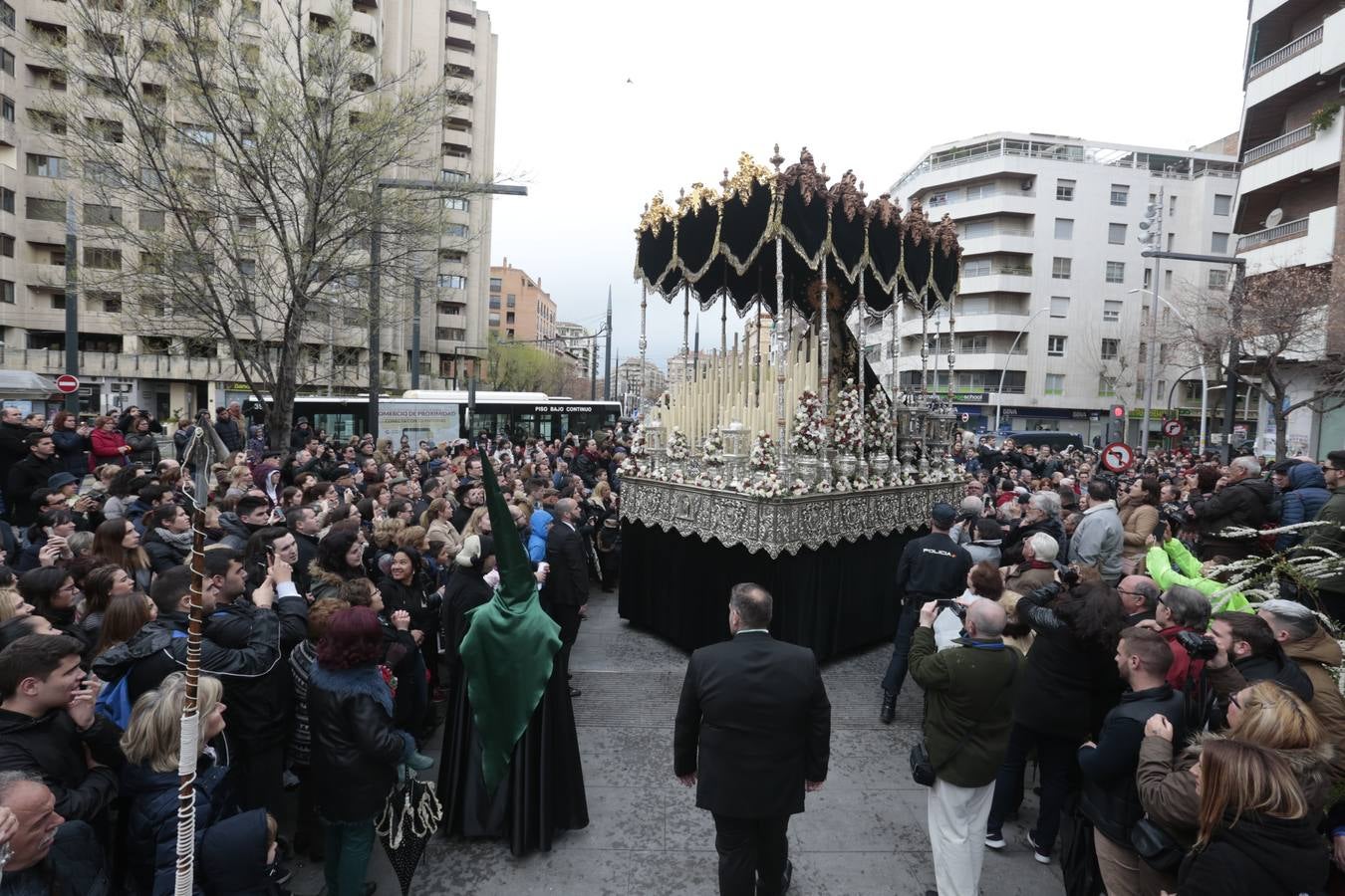 Este Viernes Santo ha vuelto la Legión a Granada. El Cristo de la Buena Muerte ha salido a las calles escoltado por una Escuadra de Gastadores de La Legión. En concreto, las unidades que se han desplazado hasta Granada pertenecen a la Brigada Rey Alfonso XIII II de la Legión con sede en Viator (Almería)