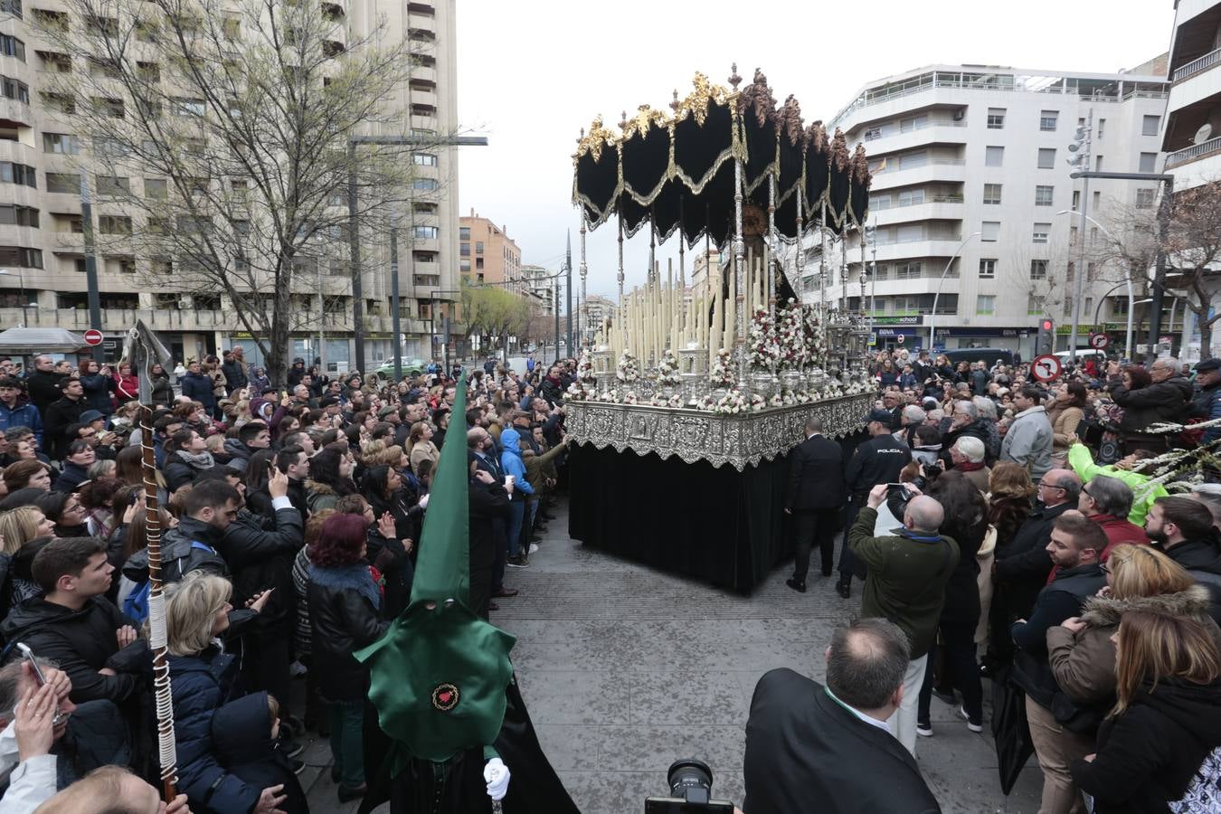 Este Viernes Santo ha vuelto la Legión a Granada. El Cristo de la Buena Muerte ha salido a las calles escoltado por una Escuadra de Gastadores de La Legión. En concreto, las unidades que se han desplazado hasta Granada pertenecen a la Brigada Rey Alfonso XIII II de la Legión con sede en Viator (Almería)