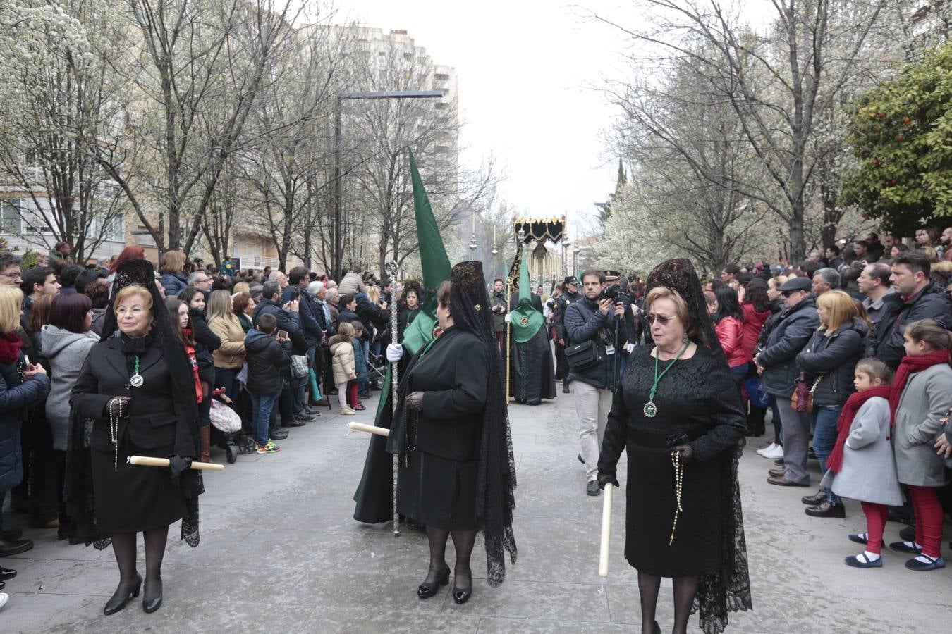 Este Viernes Santo ha vuelto la Legión a Granada. El Cristo de la Buena Muerte ha salido a las calles escoltado por una Escuadra de Gastadores de La Legión. En concreto, las unidades que se han desplazado hasta Granada pertenecen a la Brigada Rey Alfonso XIII II de la Legión con sede en Viator (Almería)